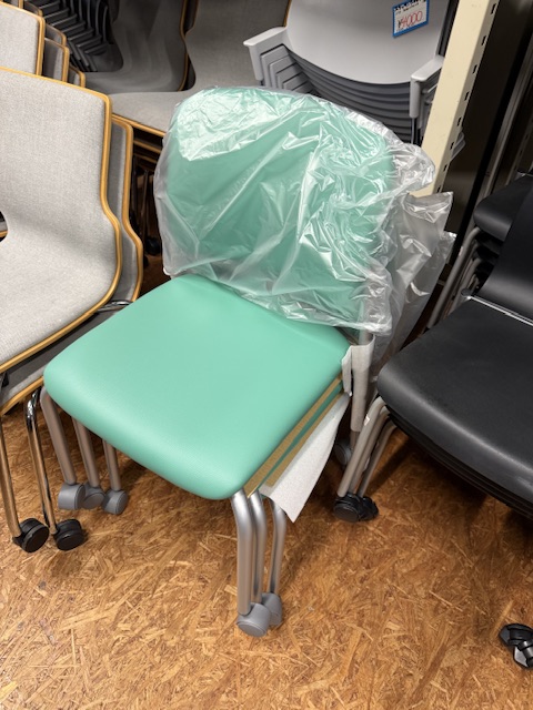 スタッキングチェア　多数入荷致しました